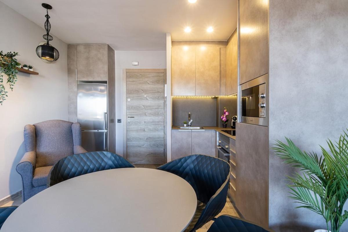 Penthouse - 5 Min & Pool - Wifi - Ac Apartment *
