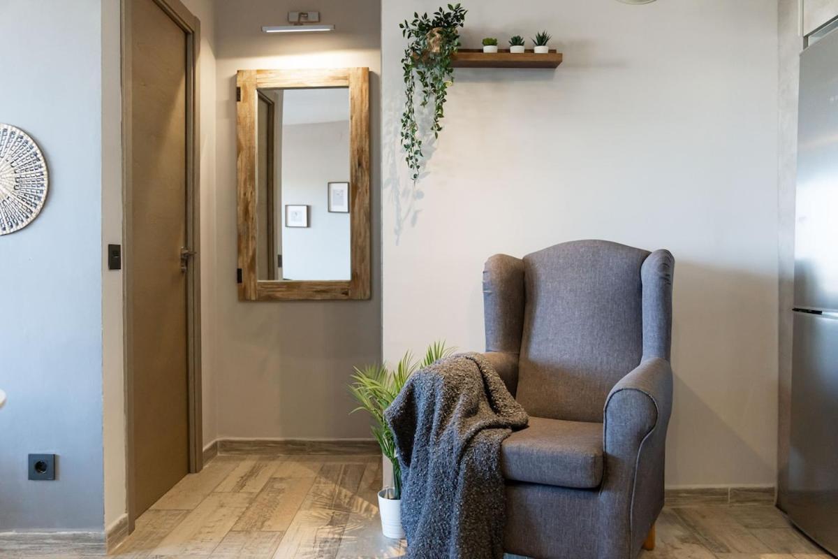 Penthouse - 5 Min & Pool - Wifi - Ac Apartment