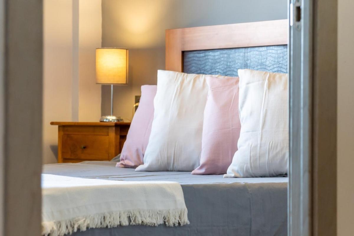 Penthouse - 5 Min & Pool - Wifi - Ac Apartment *